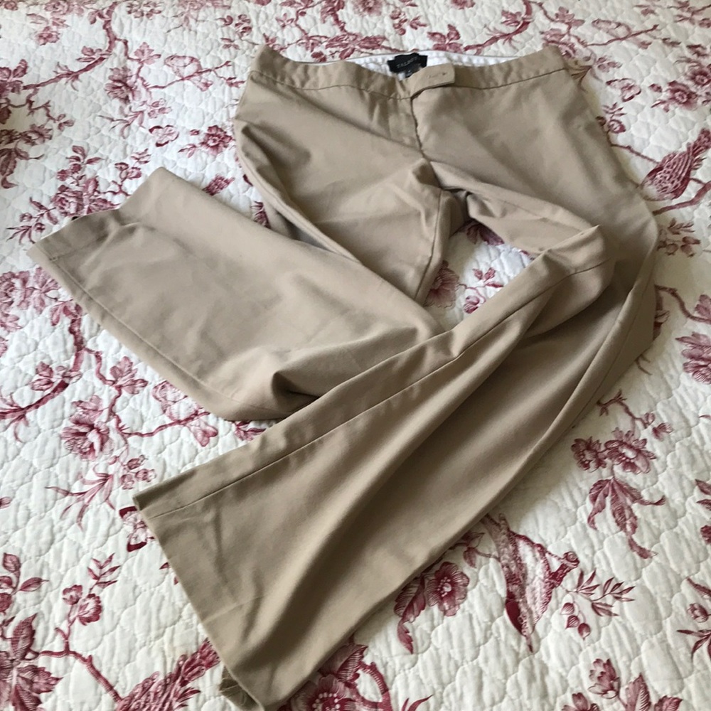 Beige trousers, Curvy fit with pockets.
